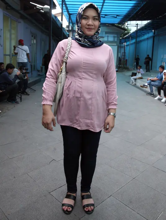 Dua bulan pasangan Aldi Taher dan Georgia Aisyah telah pisah ranjang. Dengan alasan demi kebaikan bersama, Georgia bertekad mengakhiri rumah tangganya. Seperti diketahui, Aldi merayu Georgia dengan lagu. (Nurwahyunan/Bintang.com)