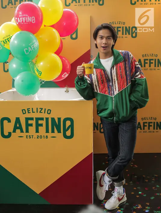 Iqbaal Ramadhan berpose dalam launching Kopi Caffino di kawasan Jakarta, Selasa ( 9/7/2019). Caffino menggandeng aktor sekaligus musisi muda, Iqbaal Ramadhan sebagai brandambassador. (Liputan6.com/Faizal Fanani)