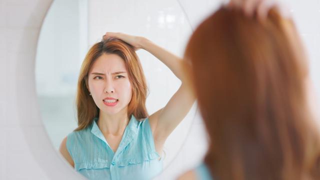 12 Penyebab Kulit Kepala Bau Apek yang Jarang Disadari, Cek Cara Mengatasinya!