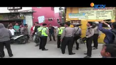 Dua kelompok warga terlibat tawuran di Jalan Raya Perjuangan, Tanah Merah, Koja, Jakarta Utara, Senin, 9 Oktober 2017.