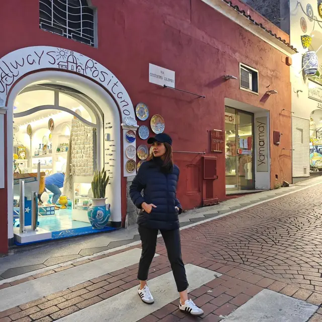 6 Potret Najwa Shihab Tampil Stylish ala Gen Z di Usia 46 tahun Saat Liburan Bareng Bestie di Italia