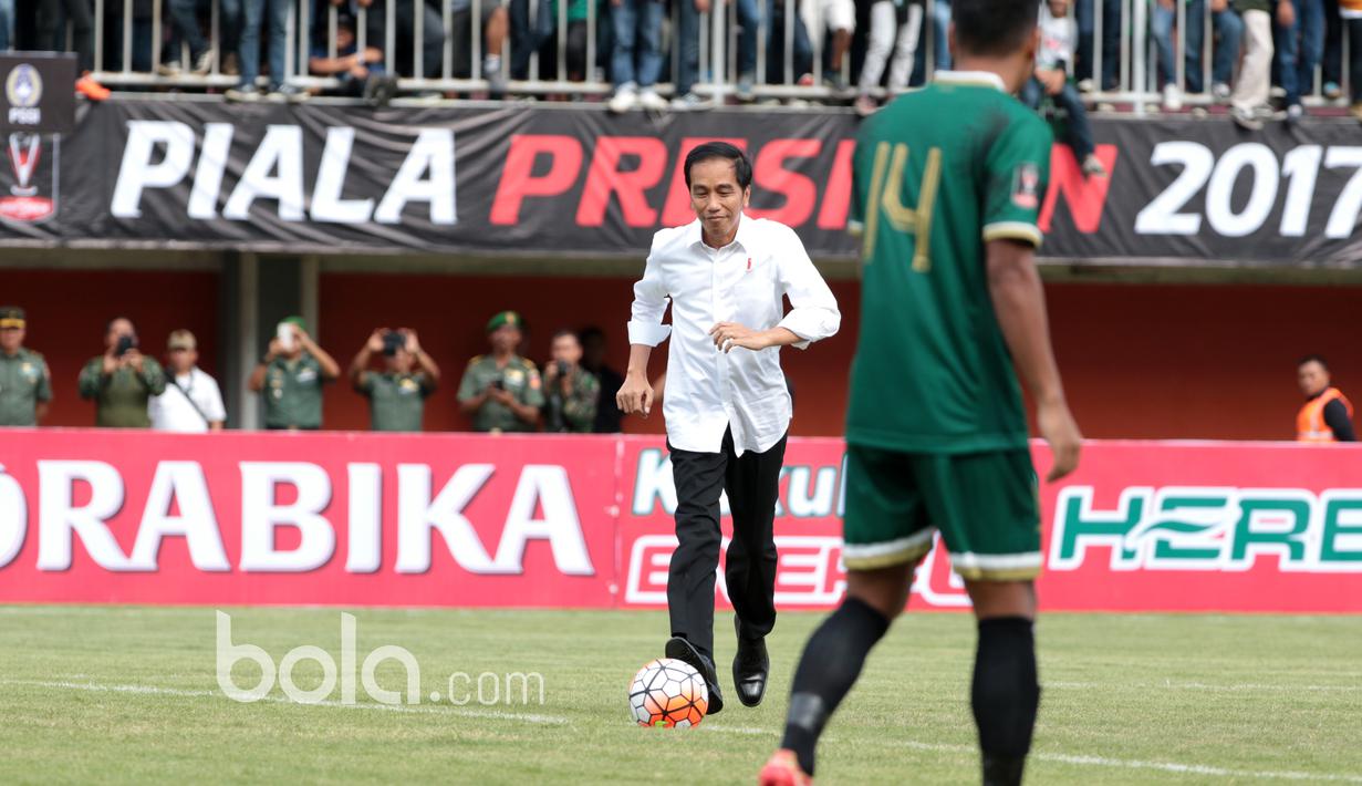 Presiden Republik Indonesia, Joko Widodo saat melakukan tendangan pertama tanda dibukannya turnamen Piala Presiden 2017 di Stadion Maguwoharjo, Sleman, Sabtu (4/2/2017). (Bola.com/Nicklas Hanoatubun)