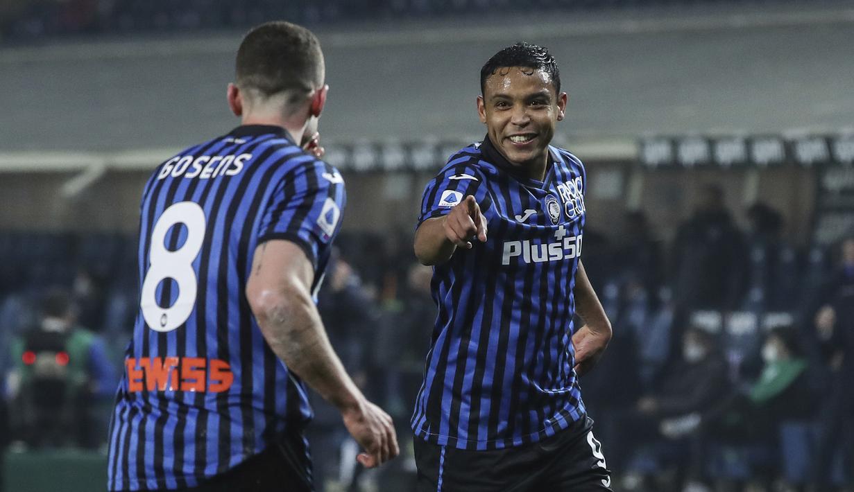 Striker Atalanta, Luis Muriel (kanan) melakukan selebrasi usai mencetak gol kedua timnya ke gawang Spezia dalam laga lanjutan Liga Italia 2020/2021 pekan ke-27 di Gewiss Stadium, Bergamo, Jumat (12/3/2021). Atalanta menang 3-1 atas Spezia. (LaPresse via AP/Stefano Nicoli)