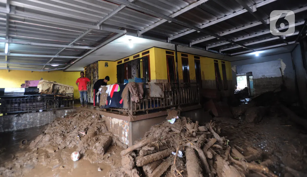 Warga membersihkan rumah usai banjir bandang melanda Kampung Cibuntu, Desa Pasawahan, Kecamatan Cicurug, Sukabumi, Jawa Barat, Selasa (22/9/2020). Data sementara puluhan bangunan rusak berat, 12 rumah hanyut, dan dua korban hilang masih dicari. (merdeka.com/Arie Basuki)