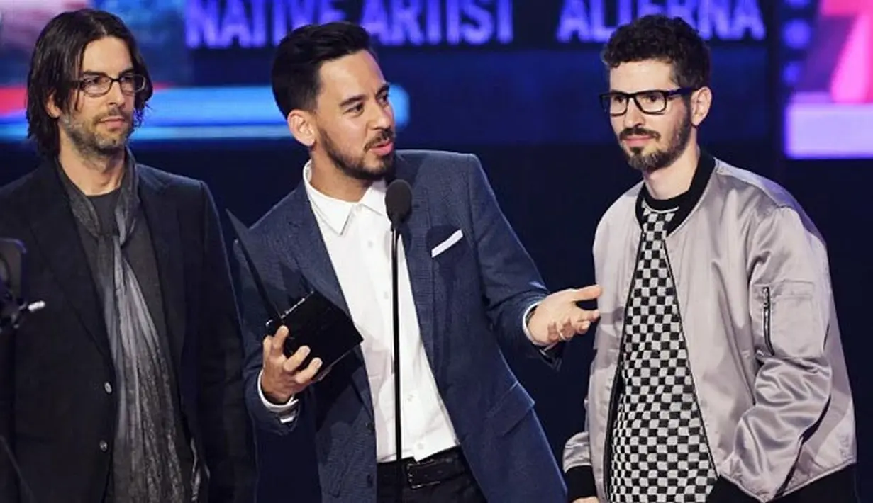 <p>&ldquo;Kami ingin mendedikasikan penghargaan ini untuknya (Chester Bennington), keluarganya, talentanya, candaannya,&rdquo; tutur Mike Shinoda di atas panggung sambil menerima piala kemenangan itu. (AFP/Kevin Winter)</p>
