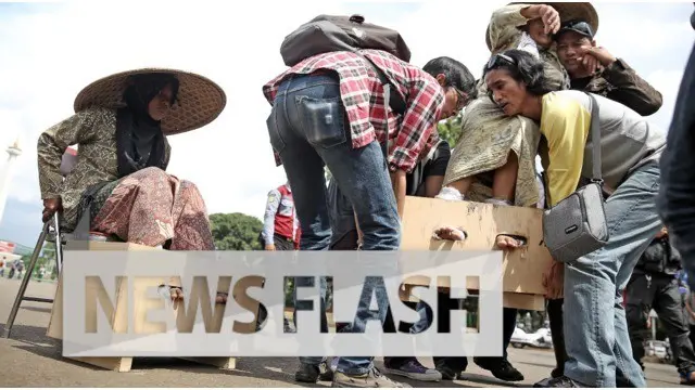 Sembilan wanita memasung kakinya dengan semen. Mereka berdemonstrasi di depan Istana Merdeka agar Presiden Jokowi menemuinya. Mereka menuntut agar tidak ada pendirian pabrik semen di Pegunungan Kars, Kendeng, Jawa Tengah.