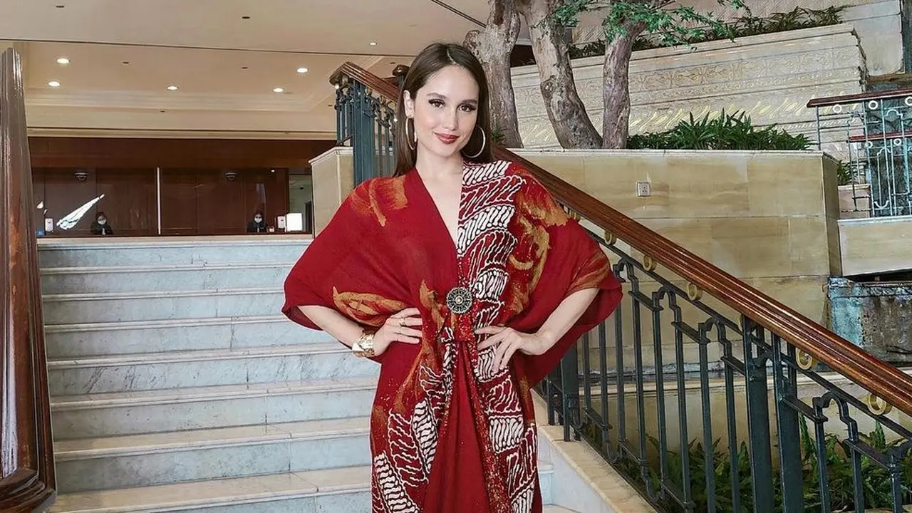 Potret Cinta Laura Pakai Produk Desainer Lokal