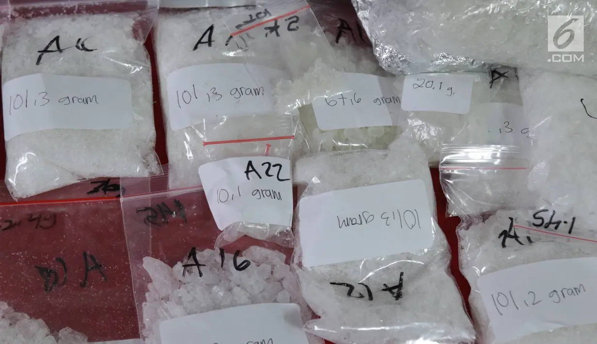 Polisi menunjukkan barang bukti narkotika jenis sabu dan ekstasi yang berhasil disita di Apartemen Green Lake Sunter, Jakarta Utara, Rabu (20/12). (Liputan6.com/Immanuel Antonius)