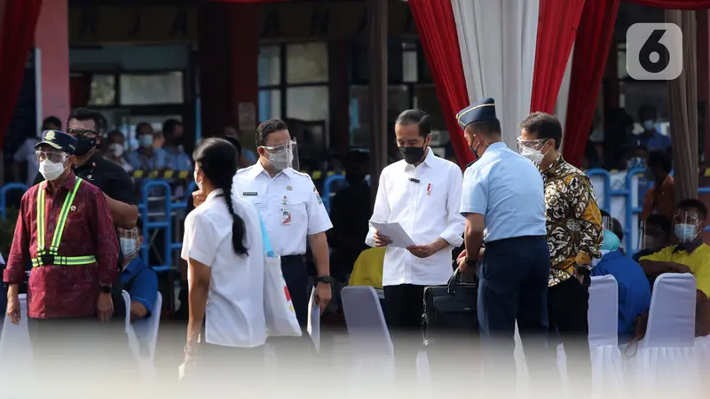 FOTO: Jokowi Tinjau Vaksinasi COVID-19 Massal di Terminal Kampung Rambutan