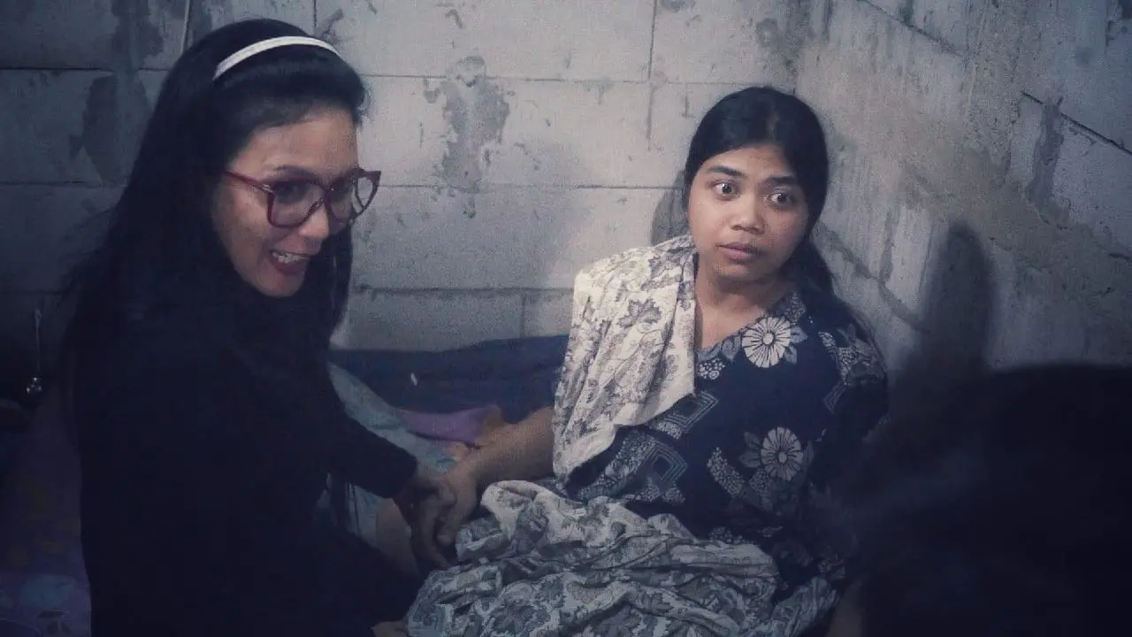 Aktivis perempuan yang juga Anggota DPR RI Rieke Diah Pitaloka (kiri) saat menemui korban TPPO Dede Asiah (kanan) di rumah Dede, Karawang, Jawa Barat.