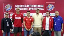 (Dari kiri) Head Marketing LOC, Stephen Walangitang, pemain Timnas Basket Putra Indonesia, Andakara Prastawa, Brandon Jawato, Arki Dikania Wisnu, Ketua Badan Tim Nasional, Syailendra S. Bakrie dan Ketua Umum PP Perbasi, Danny Kosasih berfoto bersama saat konferensi pers Indonesia International Basketball Invitational di Indonesia Arena, Senayan, Jakarta, Kamis (27/07/2023). (Bola.com/Bagaskara Lazuardi)