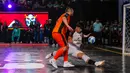 Pemain Nova Titans, Ricardinho (kiri) gagal mencetak gol ke gawang Grim Reaper yang dijaga oleh kiper Sofian pada babak adu penalti laga final Futsal X Series 2 di GOR UNJ, Rawamangun, Jakarta, Minggu (18/01/2026). (Bola.com/Bagaskara Lazuardi)