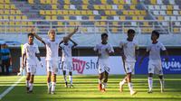 Pemain Timor Leste U-19, Alexandro Lemos (kedua dari kairi), merayakan gol yang dicetaknya ke gawang Kamboja dalam laga Piala AFF U-19 2024 di Gelora Bung Tomo, Surabaya, Rabu (17/7/2024). (Bola.com/Aditya Wany)