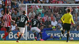 Pemain Manchester United, Anthony Martial, mencetak gol kedua ke gawang Southampton dalam lanjutan Liga Premier Inggris di Stadion St. Mary, Southampton, Minggu (20/9/2015). (Reuters/Stefan Wermuth)