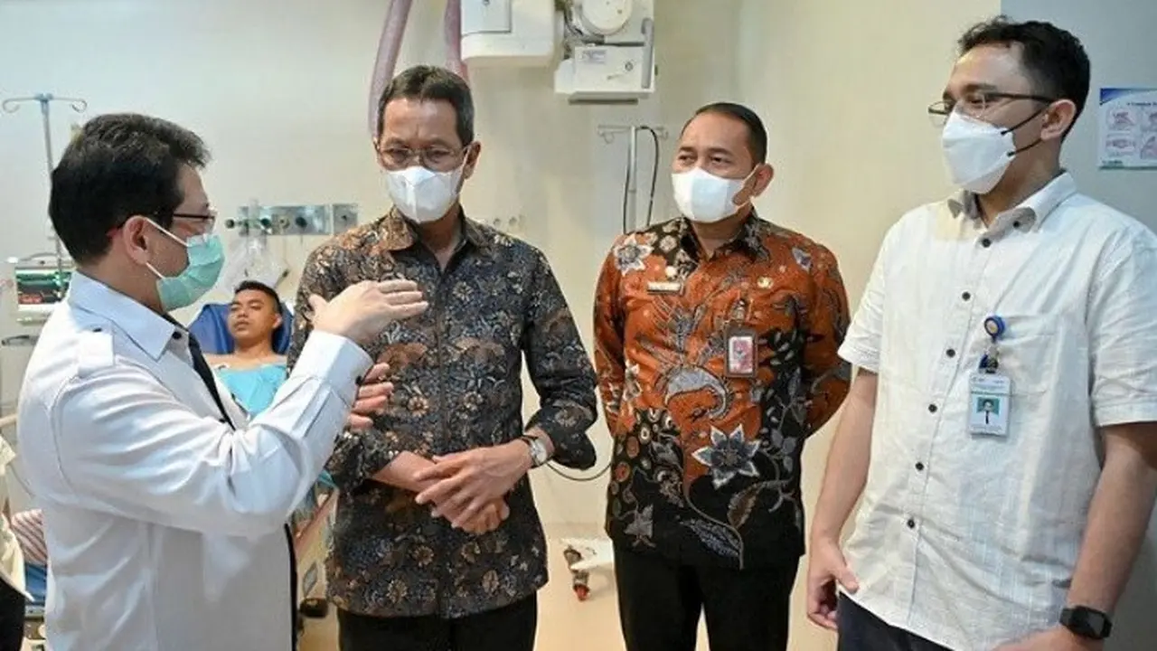 Pj Gubernur DKI Jakarta Heru Budi Hartono menjenguk anggota Satpol PP yang ditusuk pedagang kopi keliling di kawasan Bundaran HI, Jakpus