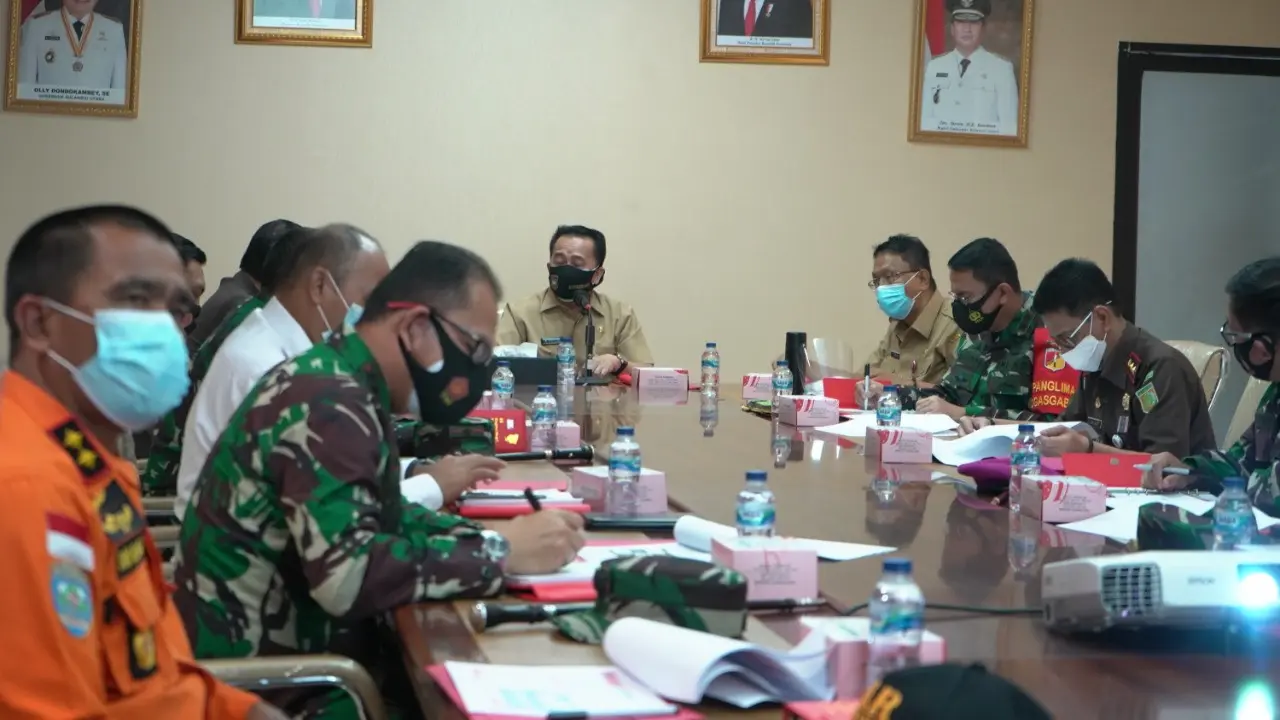 Pjs Gubernur Sulut Agus Fatoni menggelar rapat perdana bersama Forum Komunikasi Pimpinan Daerah (Forkopimda) Provinsi Sulut.