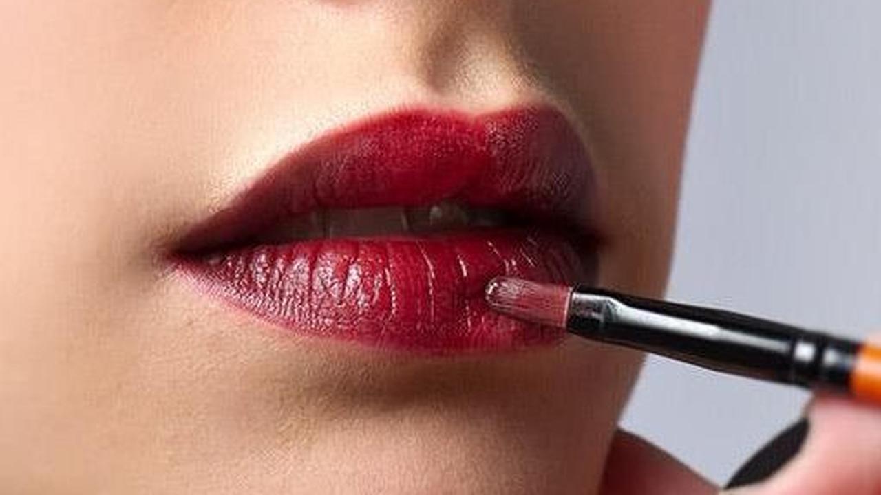 6. Aplikasikan dengan Kuas Lipstik