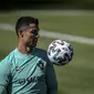 Pemain depan Portugal, Cristiano Ronaldo menghadiri sesi latihan dalam persiapan untuk Euro 2020 di kamp pelatihan "Cidade do Futebol" di Oeiras, Senin (7/6/2021). Bintang Juventus itu telah mulai bermain untuk Timnas Portugal sejak tahun 2003 lalu. (PATRICIA DE MELO MOREIRA/AFP)