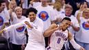 Pemain OKC Thunder, Russell Westbrook #0 dan Cameron Payne (kiri) merayakan kemenangan usai mengalahkan Warriors 118-94 pada Final Wilayah Barat NBA Playoffs 2016 di Chesapeake Energy Arena, Oklahoma, (24/5/2016).  (Kevin Jairaj-USA TODAY Sports)