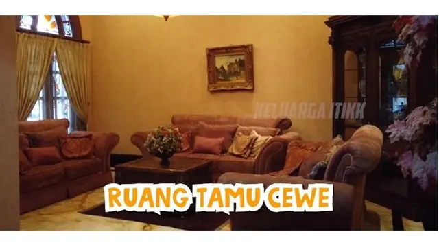 Ruang tamu di dalam rumah Alshad ini terbagi menjadi dua. Begini potret ruang tamu perempuan dirumahnya.