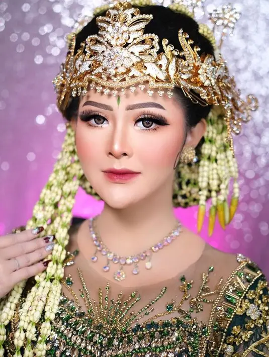 Bella Bonita saat resepsi pernikahan (Instagram/khadijahazzahra_makeup)
