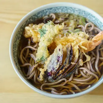 Soba merupakan mi khas Jepang yang dibuat dari tepung buckwheat atau gandum kuda. [Dok/freepik.com/jannoon028]