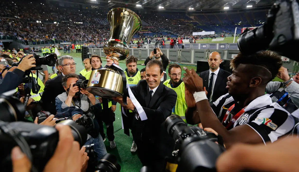 Pelatih Juventus, Massimiliano Allegri bergembira dengan piala Coppa Italia pertamanya usai mengalahkan Lazio di Final Coppa Italia di Olimpico Roma, Italia, Rabu (20/5/2015). Juventus menang 2-1 atas Lazio. (Reuters/Giampiero Sposito)