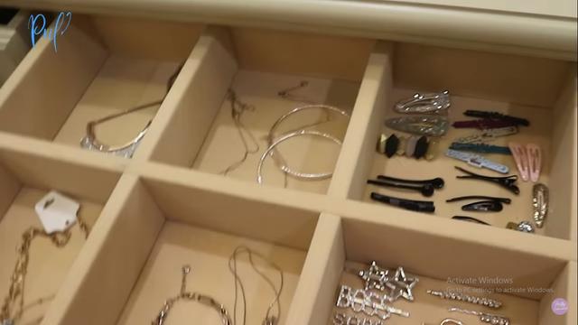 Potret lemari baru Prilly Latuconsina