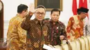 Ketua MPR Zulkifli Hasan menghadiri pertemuan bersama pimpinan lembaga negara di Istana Merdeka Jakarta Pusat, Selasa (14/3). Sejumlah pimpinan lembaga tinggi negara memenuhi undangan Presiden Joko Widodo (Jokowi). (Liputan6.com/Angga Yuniar)