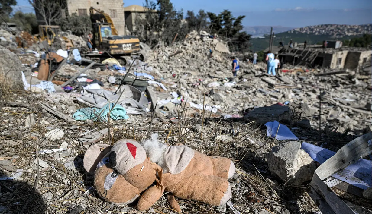 Serangan Israel tersebut menghantam sebuah bangunan gedung apartemen kecil di Desa Aito. Selain bangunan, sejumlah kendaraan rusak parah akibat serangan itu. (JOSEPH EID/AFP)