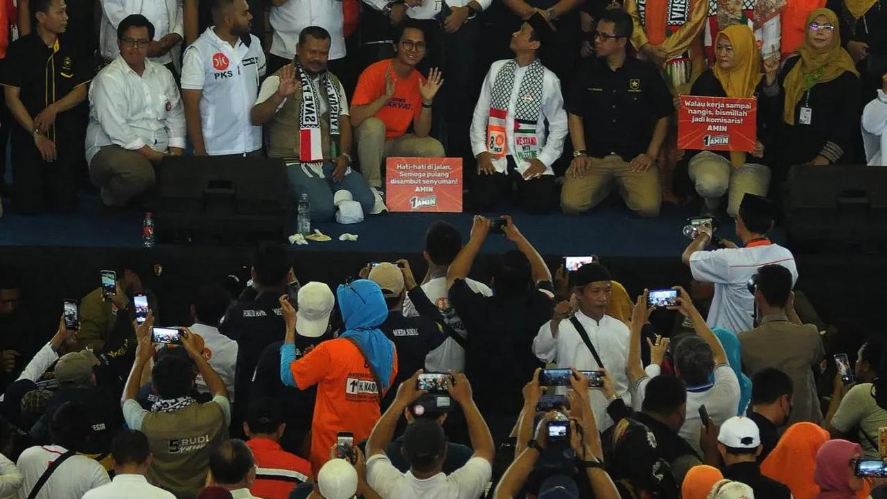 FOTO: Suasana Kampanye Perdana Capres Anies Baswedan di Gor Ciracas Berlangsung Meriah