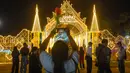 Tahun ini, festival tersebut berlangsung di Chiang Mai PAO Park,Chang Pueak, dari bulan November hingga Desember. Tampak dalam foto, pengunjung menikmati suasana Charming Chiang Mai Flower Festival di Chiang Mai, Thailand, pada Kamis (11/12/2025). (Bola.com/Bagaskara Lazuardi)