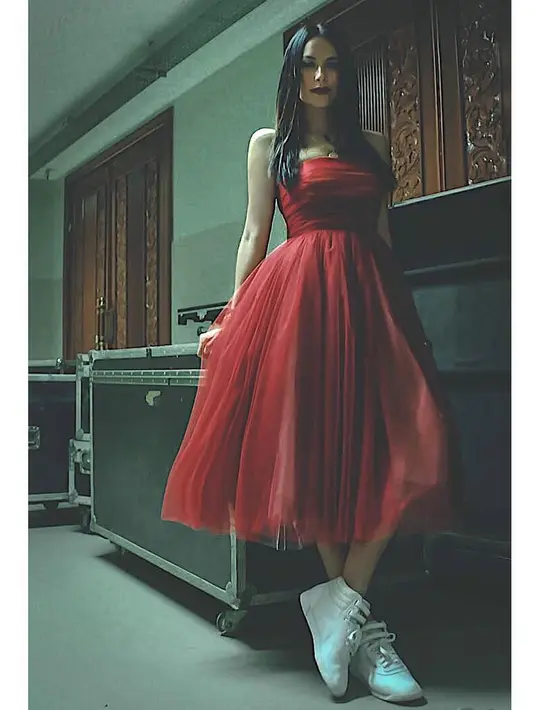 Lagi-lagi Sophia Latjubatampil glamor dengan dress merahnya. Namun kali ini lebih terlihat santai lantaran ia memadukannya dengan sneakers berwarna putih. (Instagram/sophia_latjuba88)