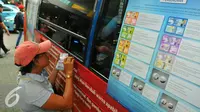Seorang wanita menukarkan mata uang rupiah yang lama dengan pecahan mata uang yang baru di Blok M, Jakarta, Senin (19/12). Bank Indonesia (BI) hari ini meluncurkan 11 uang rupiah Emisi 2016 dengan gambar pahlawan baru. (Liputan6.com/Angga Yuniar)