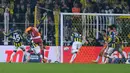 Pemain Galatasaray, Leroy Sane mencetak gol ke gawang Fenerbahce dalam laga lanjutan Liga Super Turki 2025/2026 di Chobani Stadium, Istanbul, Turki, Senin (01/12/2025) waktu setempat. (AP Photo/Khalil Hamra)