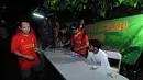 Beberapa suporter ‘’The Reds’ harus rela antri untuk mengikuti acara nonton bareng Liputan6.com laga Liverpool kontra Manchester United bersama Big Reds reg Bekasi di Alibaba Futsal, Bekasi, Minggu (22/3/2015). (Liputan6.com/Helmi Fithriansyah)