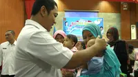 Wali Kota Semarang Hendrar Prihadi menyapa ibu dan balita yang mengurus akta kelahiran. (foto : LIputan6.com / Edhie Prayitno Ige)