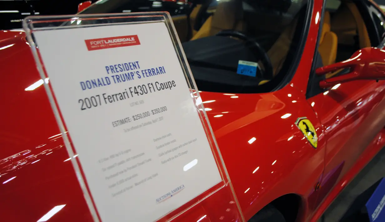 Sebuah kertas informasi tentang mobil Ferrari F430 yang dipamerkan oleh Auctions America di Florida, 31 Maret 2017. Donald Trump membeli mobil itu pada 2007 untuk digunakan sebagai mobil pribadinya dan kemudian dijual pada 2011. (LEILA MACOR/AFP)