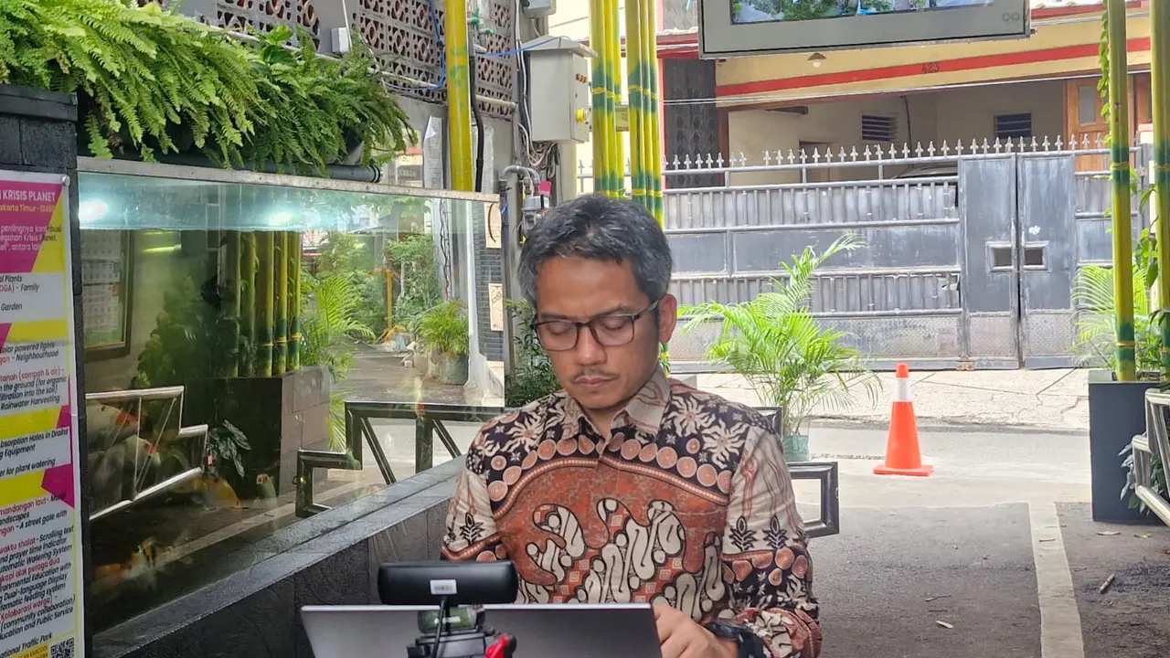 Taufiq Supriadi menyampaikan paparan inovasi lingkungan RT8 secara daring dalam Serial Webinar Pengembangan Kompetensi ASN DJKI Kemenkumham