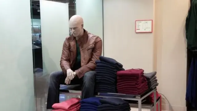 6 Pose Manekin Gaya Orang Kerja Ini Nyentrik Banget, Kocak