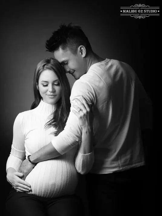 Aktor tampan Randy Pangalila dan sang istri, Chelsey Frank baru saja dikaruniai anak pertama yang berjenis kelamin perempuan. Rabu, 24 Maret 2021, Chelsey melahirkan bayi mungilnya dan kini ia bersama Randy tengah menikmati perannya sebagai orangtua. (Instagram/randpunk)