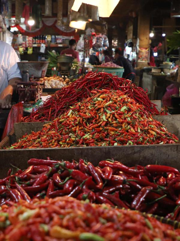 Pedagang cabai melayani pembeli di pasar di Jakarta, Jumat (20/4). Harga cabai dan bawang memasuki akhir pekan ini terpantau belum banyak berubah, cenderung mengalami penurunan. Pasokan yang cukup mendorong harga masih stabil. (Liputan6.com/Angga Yuniar)