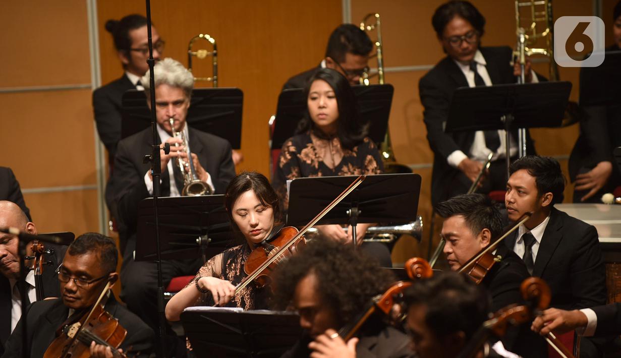 Jakarta Concert Orchestra dengan konduktor Avip Priatna Mag.Art mementaskan konserto biola "Malam Tchaikovsky" di Usmar Ismail Hall, Jakarta, Jumat (21/02/2020). Konser Malam Tchaikovsky untuk memperingati 180 tahun komponis dunia Pyotr Ilyich Tchaikovsky. (Liputan6.com/Fery Pradolo)