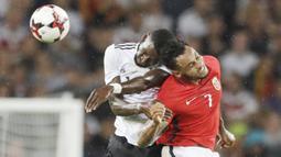 Duel pemain Jerman, Antonio Ruediger (kiri) dan pemain Norwegia, Joshua King pada laga grup C kualifikasi Piala Dunia 2018 di Mercedes-Benz Arena, Stuttgart, (4/9/2017). Jerman menang 6-0.  (AP/Matthias Schrader)