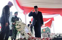 Momen Menhan Sjafrie Beri Hormat di Makam Prajurit TNI yang Gugur Sebagai Tentara Perdamaian PBB