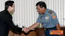 Citizen6, Jakarta: Kasal Singapura,  RADM Chew Men Leong, bersalaman dengan Panglima TNI Laksamana TNI Agus Suhartono, S.E. di Mabes TNI Cilangkap, Jumat(18/3).