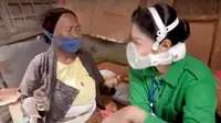 Ketua Umum Persit Kartika Chandra Kirana,Hetty Andika Perkasa saat berbincang dengan nenek Rokhimah di Magelang. (Dokumentasi/YouTube TNI AD)