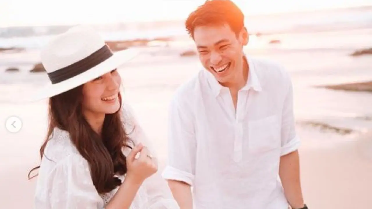 Chelsea Islan dilamar kekasihnya, Rob Clinton Kardinal di tepi pantai