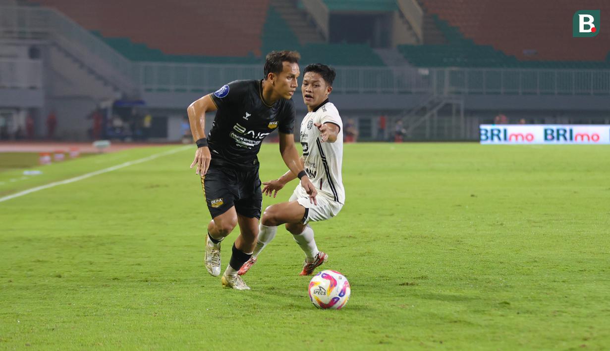 Egy Maulana Vikri berhasil melewati penjagaan Rio Fahmi dalam laga pekan ke-22 BRI Liga 1 2024/2025 Dewa United vs Persija Jakarta di Stadion Pakansari, Sabtu (8/2/2025). (Bola.com/Abdul Aziz)