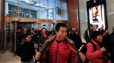 Pengunjung berebut masuk ke Macy Herald Square pada hari "Black Friday" di Manhattan, New York, Kamis (24/11). Black Friday adalah tradisi hari belanja terbesar tahunan di Amerika yang berlangsung sehari setelah hari Thanksgiving. (REUTERS/Andrew Kelly)